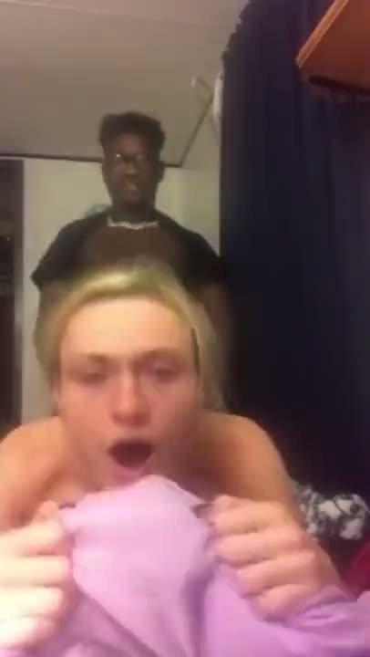 Русская блондинка стонет от ебли раком с негром