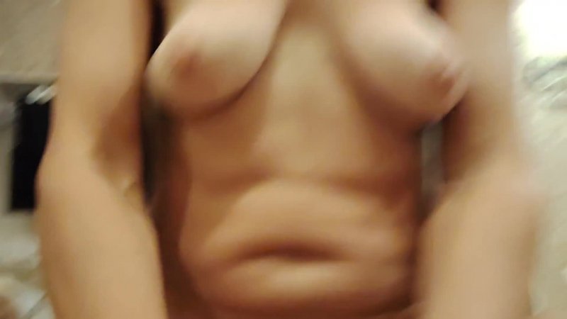 Русская сучка с грустными сиськами любит на члене прыгать