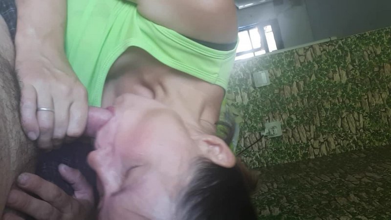 Русская зрелка Лариса отсосала маленький член