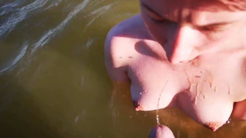 Русский парень устроил золотой дождь рыжей подруге на море