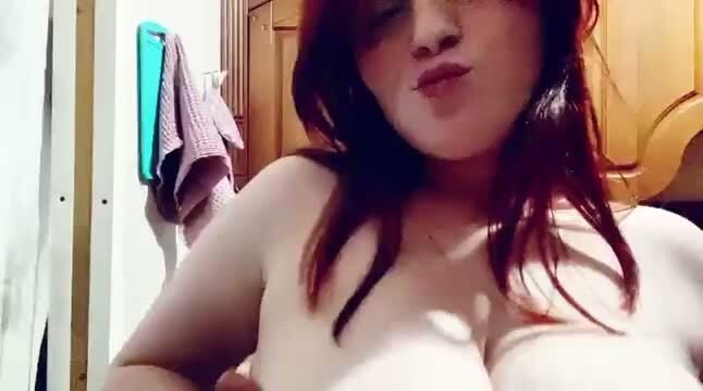 Рыжая толстушка Настя показала большие сиськи