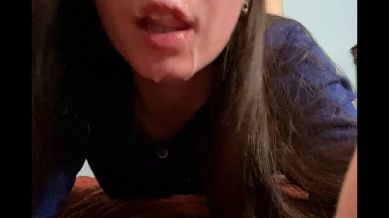 С ее лица стекает сперма а я еще раз трахнуть захотел