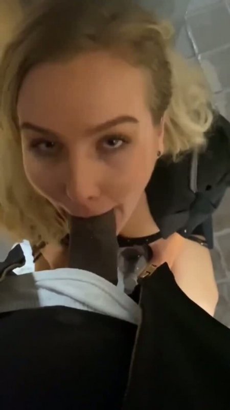 Шлюха сосёт негру в метро в перерыве между электричками