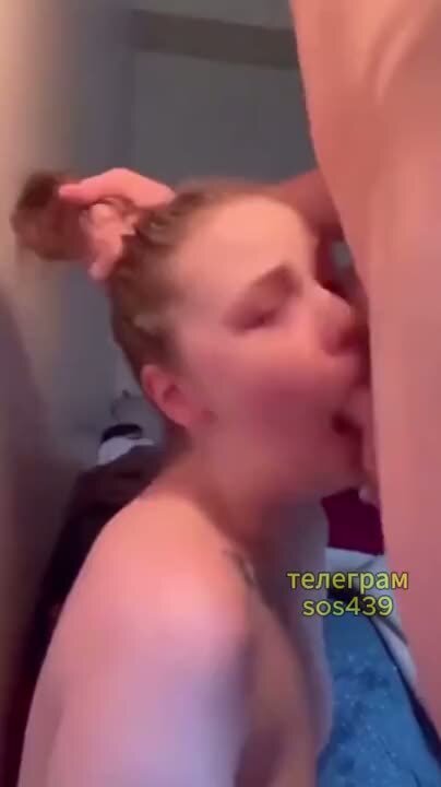 Шлюхе очень грубо дают в рот