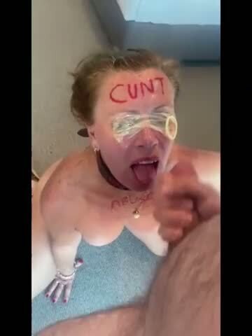 Шлюшка принимает на лицо от хозяина