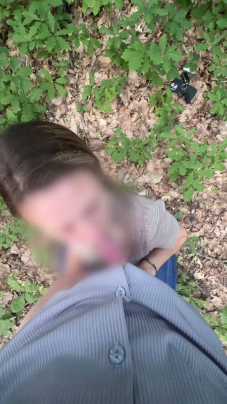 Шлюшка сосет глубоко а парень ее на работе