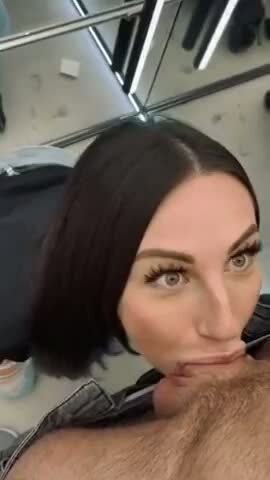 Симпатичная брюнетка делает парню слюнявый глубокий минет