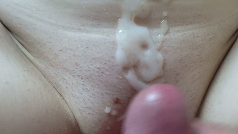 Слил сперму на бритый женский лобок