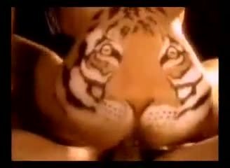 Словно тигрёнок отсасывает