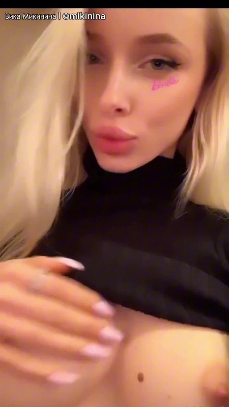 Смотрим мои сисечки Показала на камеру для вас