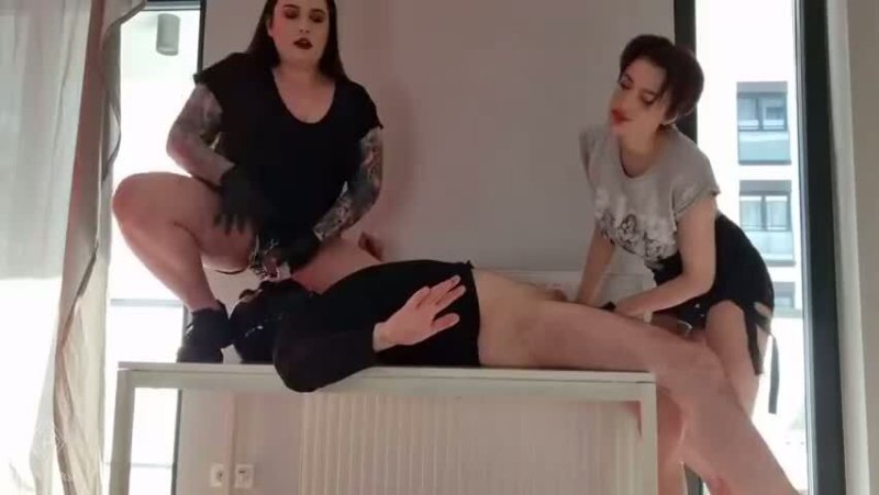 Сношают пидорка на камеру