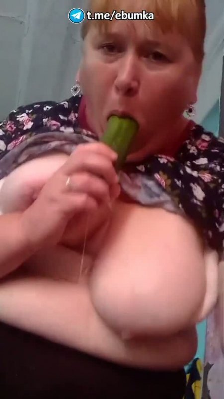 Старая женщина трахает пизду огурцом под грязные разговоры
