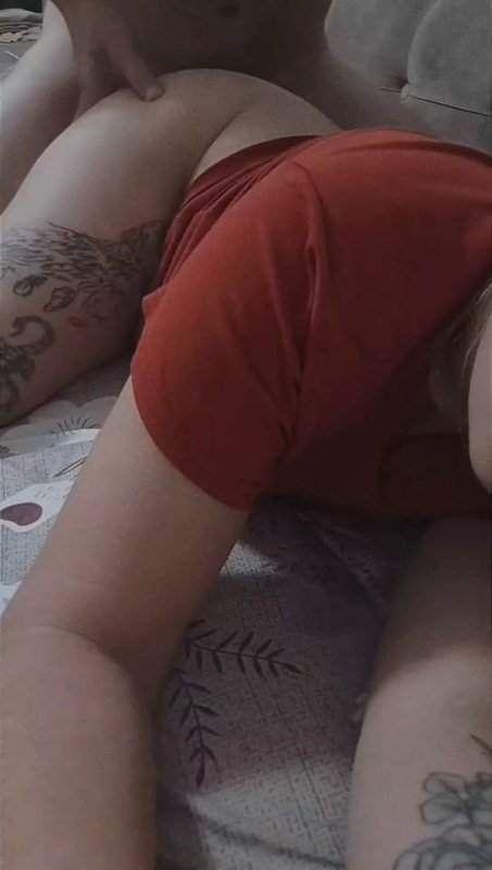 Татуированная девушка стонет от секса раком