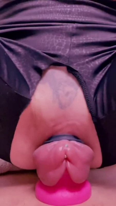 Телка с увеличенными половыми губками оседлала дилдо