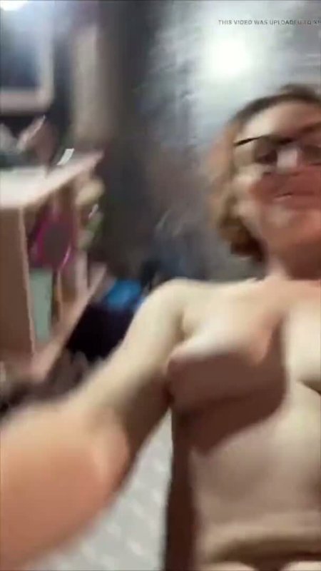 Тётя нагнулась раком и показала близко лохматку и очко