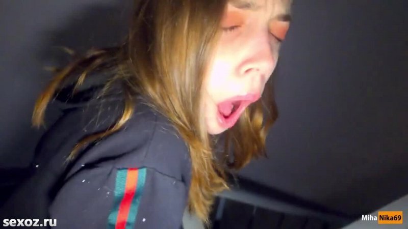 Тихо быстро трахаемся в подъезде и я пошла домой