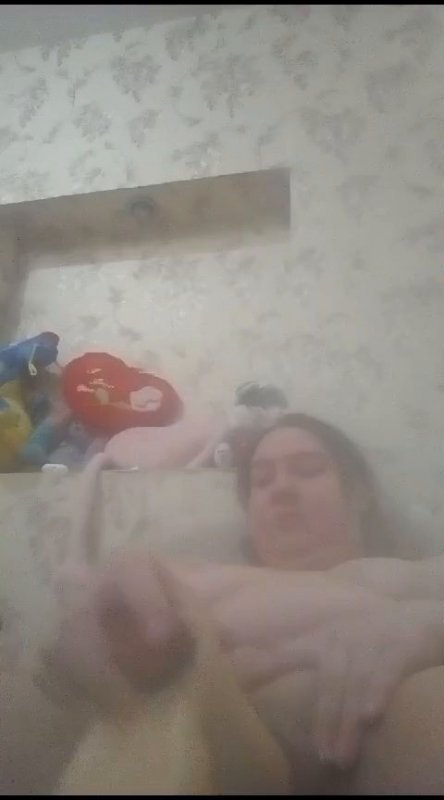 Толстушка мастурбирует киску дилдаком напротив вебкамеры