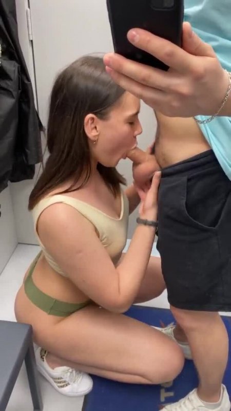 Трахаемся в примерочной