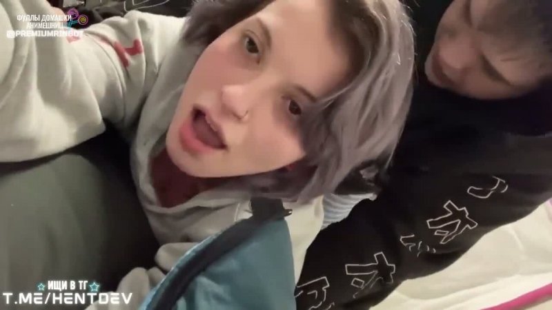 Трахает малыху не раздеваясь