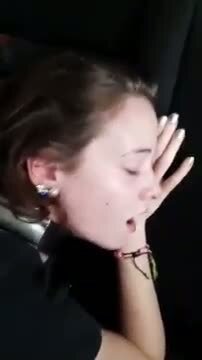 Трахает свою малую раком в машине