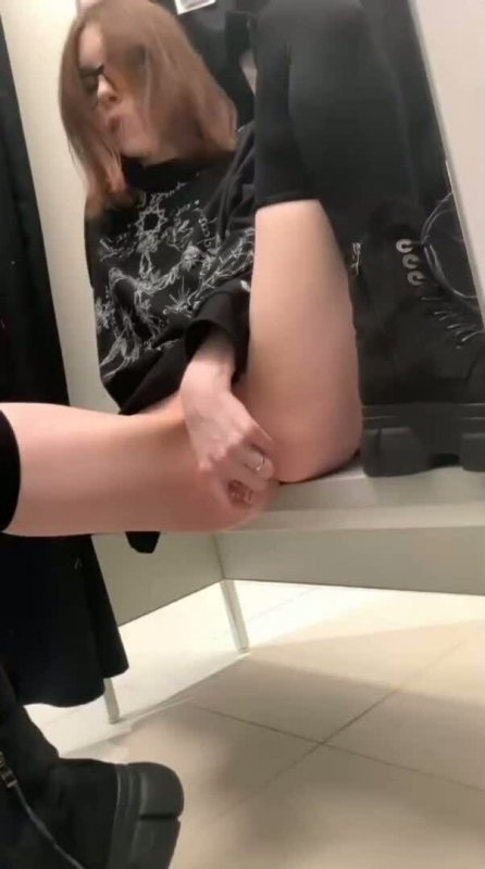 Трахает свою попку в примерочной