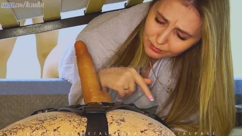 Трахает застрявшую под кроватью тетю Алину в анал