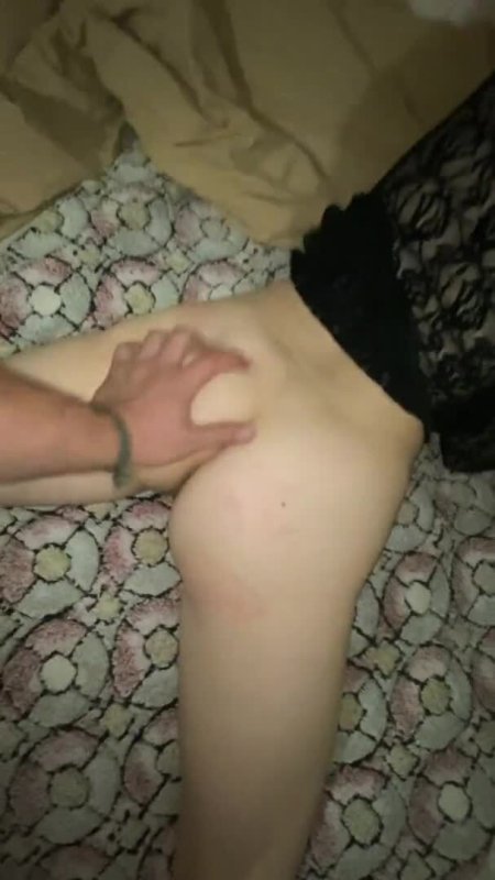 Трахнул раком стройняшку в боди и кончил ей на жопу