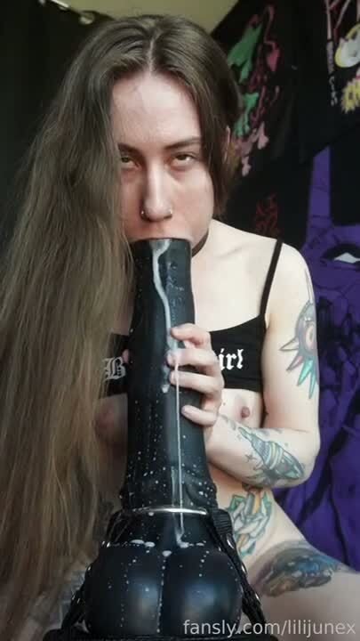 Вместительная сучка засунула в письку огромный дилдо