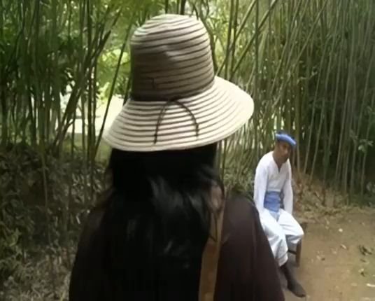 Японская нимфоманка гуляет по парку