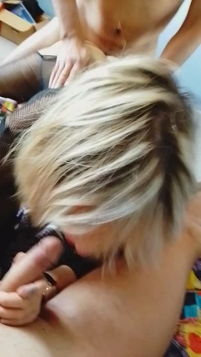 Жена Лена сосет у мужа пока друг ебет