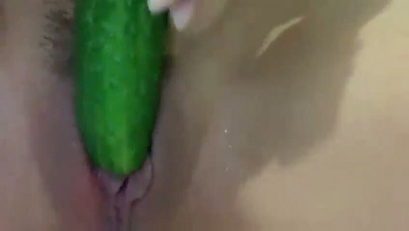 Жена в ванной мастурбирует огурчиком