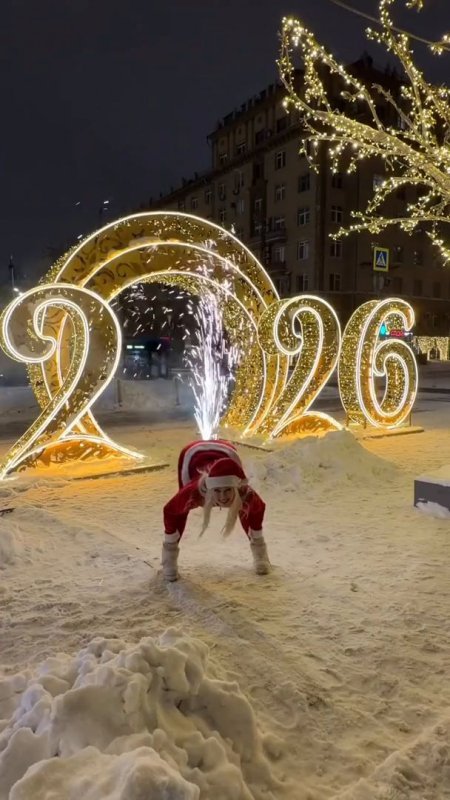 Зрелая шлюшка вставила в анальное отверстие феерверк